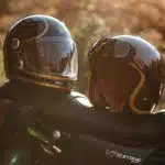casques de moto noirs