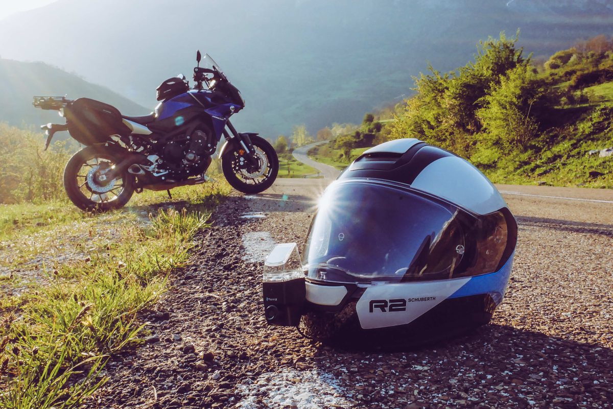 casque de moto avec une moto en fond