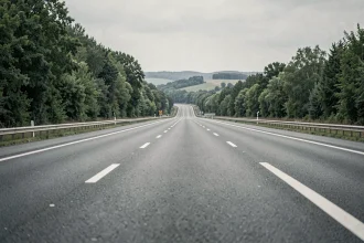 Autoroute française gratuite avec marquages au sol clairs et arbres bordant la route, perspective fuyante sans péage