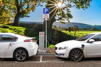 Borne de recharge au travail : ce que les entreprises doivent vraiment mettre en place