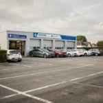 Vue générale d'un centre de contrôle technique en Essonne avec des véhicules en attente devant l'entrée