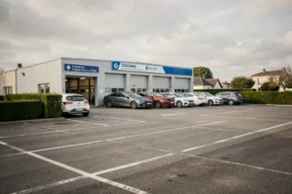 Vue générale d'un centre de contrôle technique en Essonne avec des véhicules en attente devant l'entrée