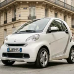 Citroën Ami électrique garée sur un trottoir parisien, vue de trois quarts avant