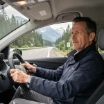 Conducteur sur la Route de Thonon lors d'un trajet quotidien vers Thonon-les-Bains en voiture