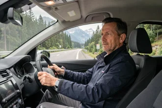 Conducteur sur la Route de Thonon lors d'un trajet quotidien vers Thonon-les-Bains en voiture