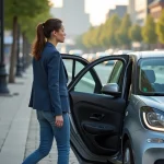 Jeune femme en blazer dans une voiture urbaine moderne