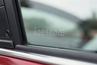 Numéro de série gravé sur la vitre latérale d'une voiture
