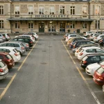 Parking complet devant la gare de Valence avec peu de places disponibles