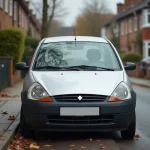 Petite voiture essence compacte garée dans une rue résidentielle, idéale pour les petits trajets urbains quotidiens